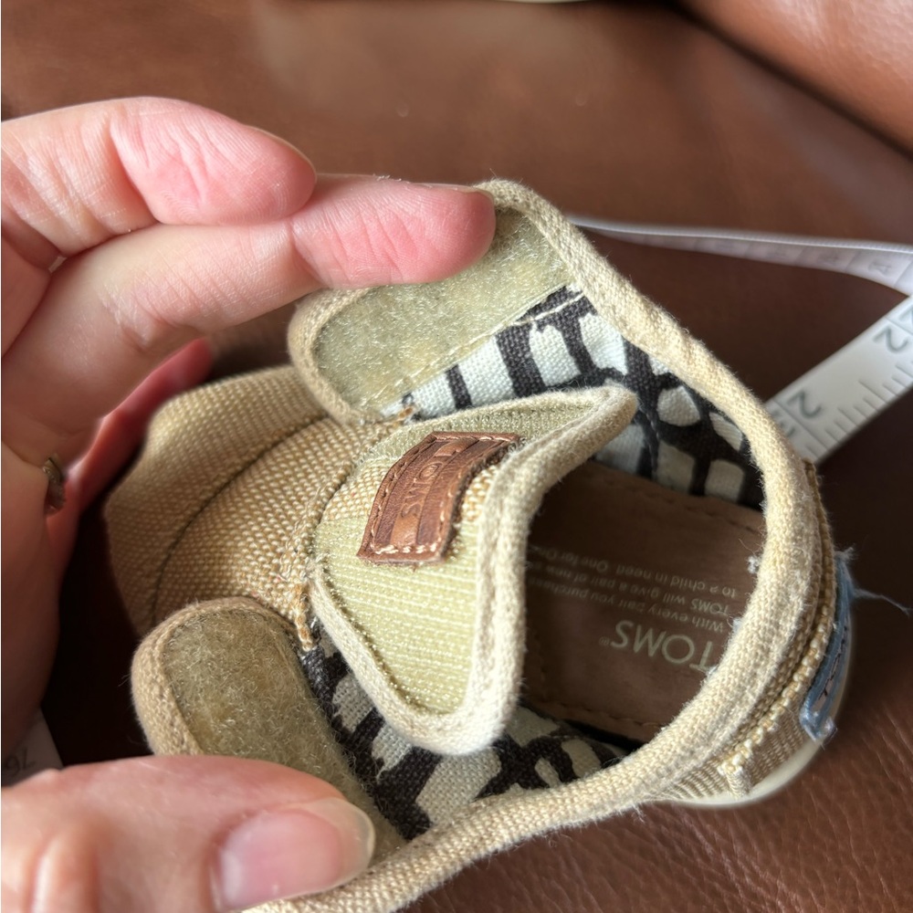 Toms Baby Shoes Size 3 in cream Tan Color Easy On boy girl unisex - Picture 8 of 9